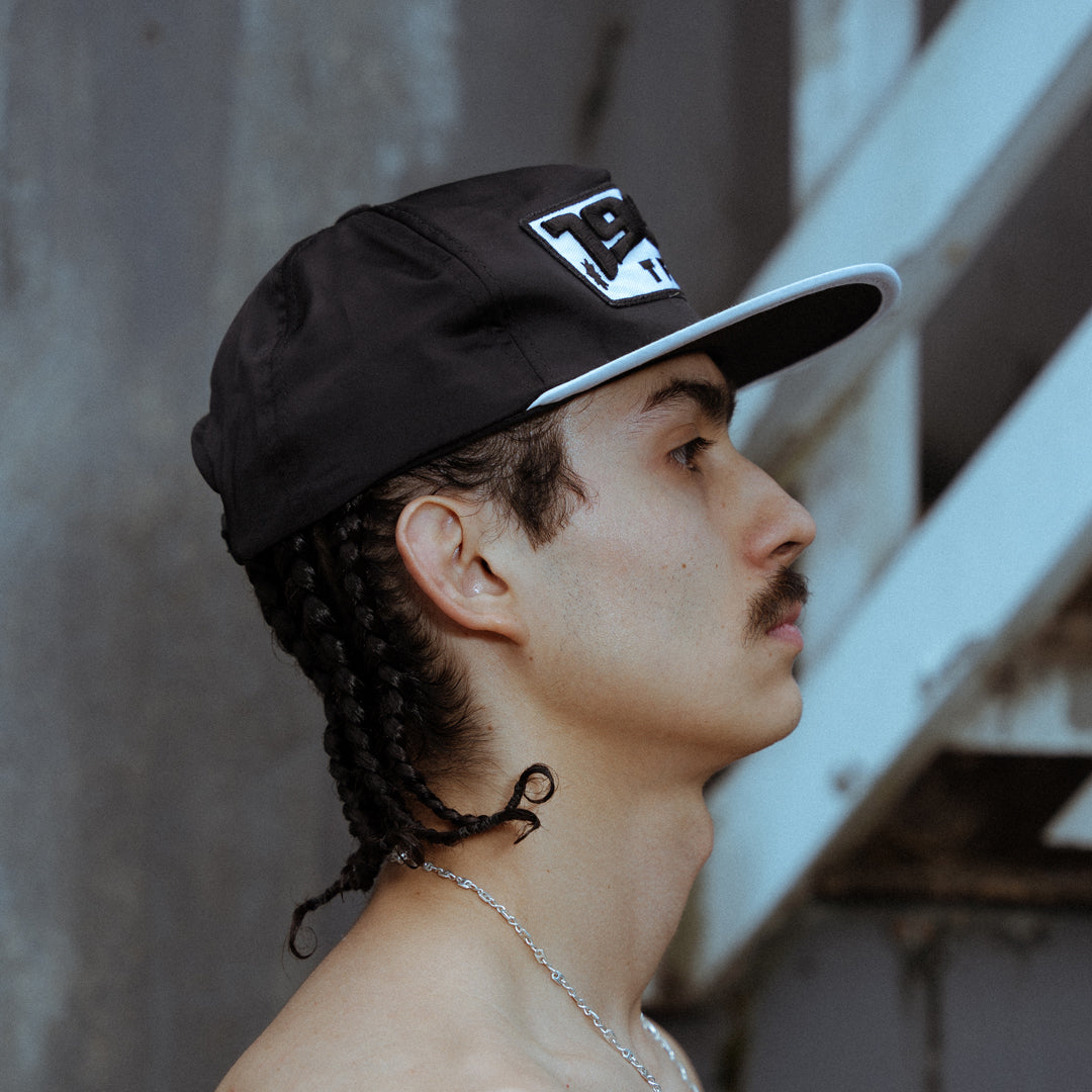 GORRA NEGRA SATINADA - 1996 x True Fellas Tattoo