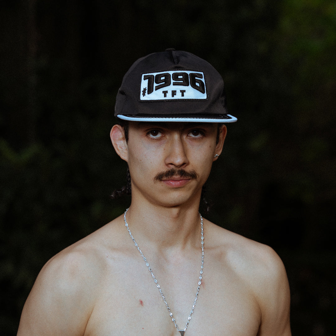 GORRA NEGRA SATINADA - 1996 x True Fellas Tattoo