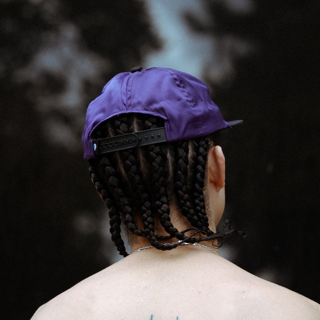 GORRA PÚRPURA SATINADA - 1996 x True Fellas Tattoo