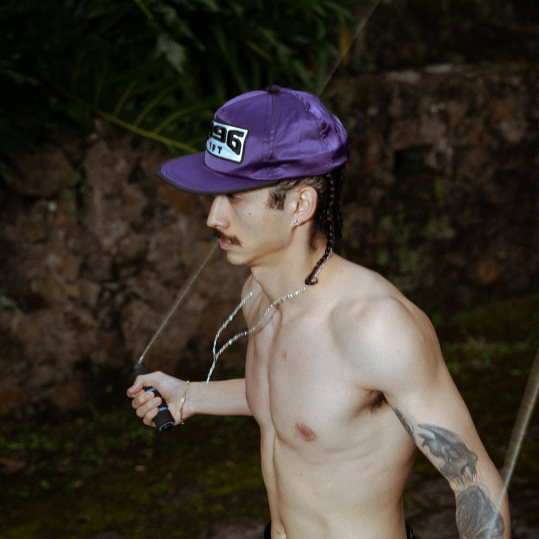 GORRA PÚRPURA SATINADA - 1996 x True Fellas Tattoo