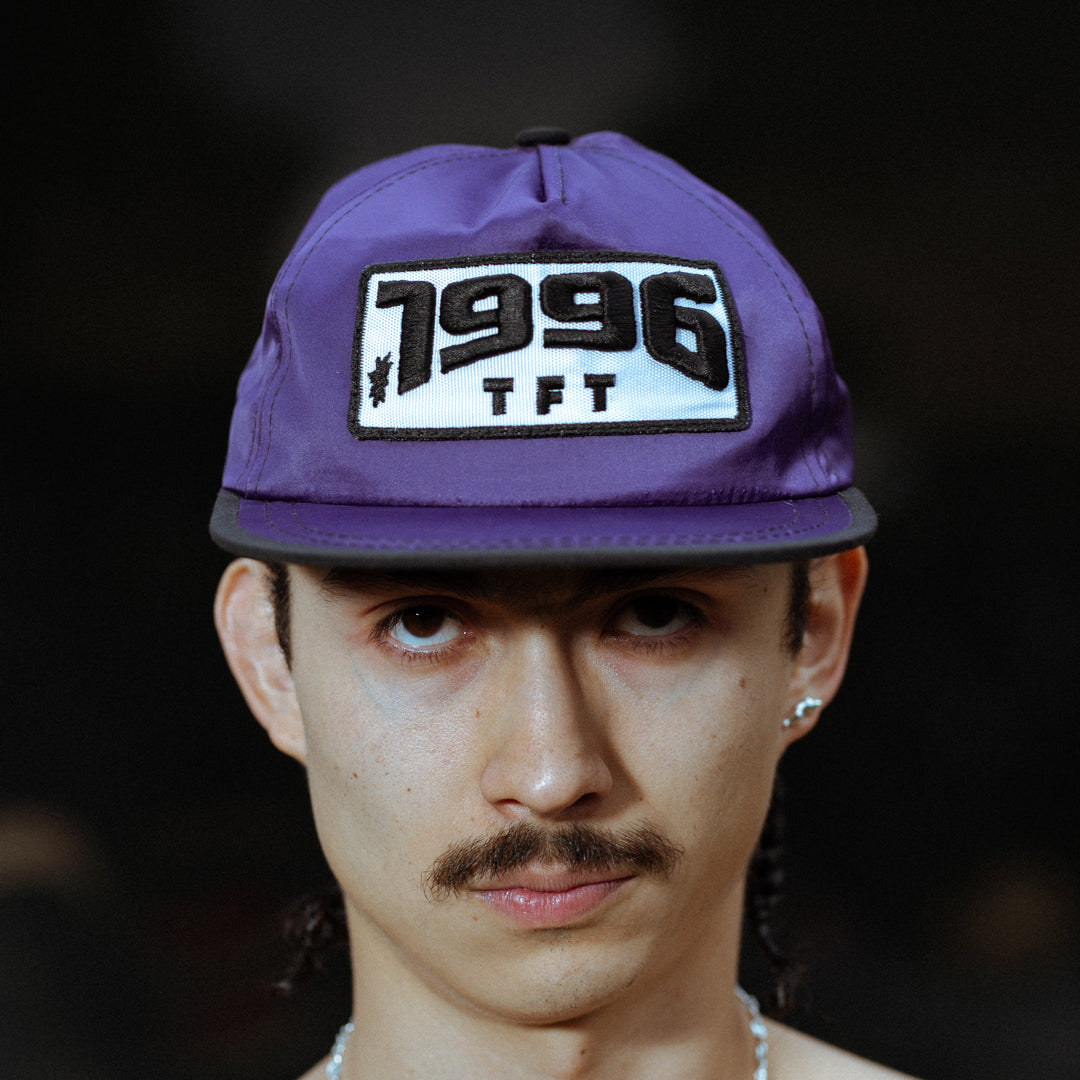 GORRA PÚRPURA SATINADA - 1996 x True Fellas Tattoo